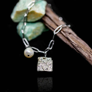 Open image in slideshow, Carré d&#39;argent Necklace
